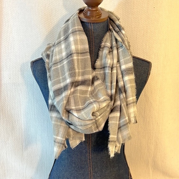 Express Accessories - Express winter scarf gray and white plaid
